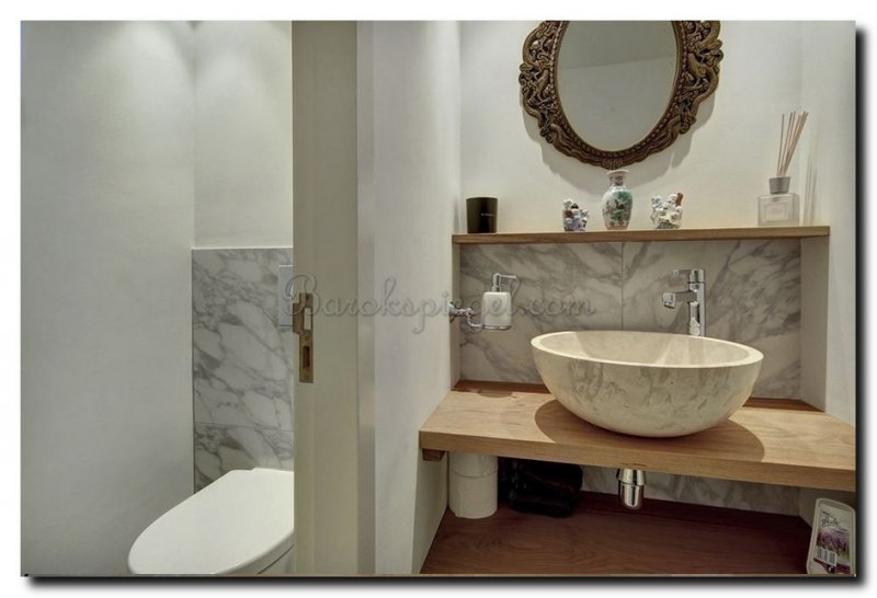 venetiaanse-spiegel-op-toilet-detail-foto