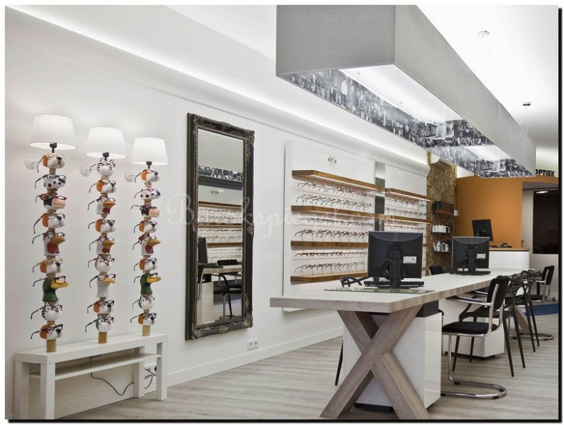 zwarte-barokspiegel-in-optiekzaak