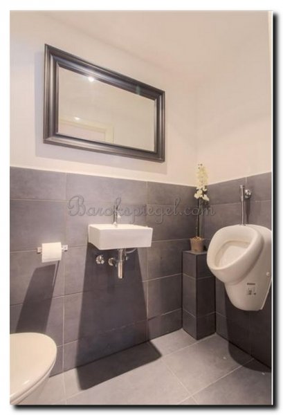 zwarte-spiegel-enzo-op-toilet-2