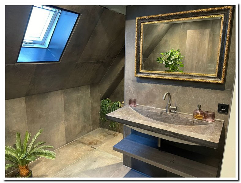 barokspiegel-zwart-met-goud-horizontaal-in-badkame