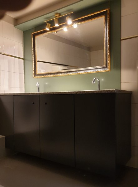 grote-wandspiegel-in-badkamer-toilet-ruimte-zwart