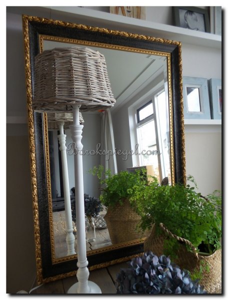 grote-wandspiegel-op-eettafel-in-woonkamer-zwart-m