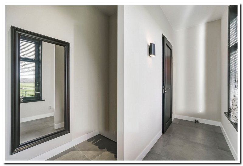 grote-zwarte-passpiegel-in-hal-garderobe-zwart
