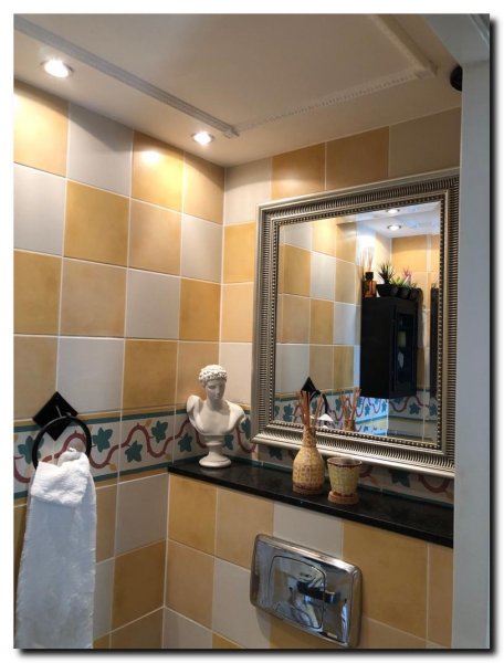 helder-zilveren-barok-spiegel-rvs-zilver-in-toilet