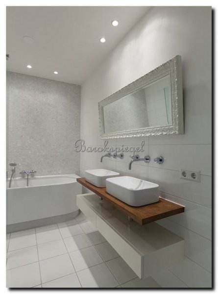 hoogglans-witte-barokspiegel-in-de-badkamer-op-maa