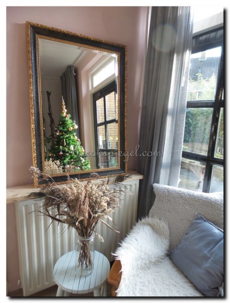 mooie-spiegel-in-woonkamer-zwart-met-goud-licht-ba