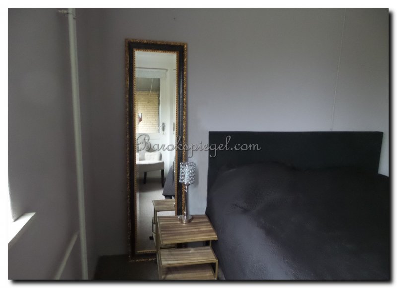 passpiegel-zwart-goud-barok-staand-op-vloer-in-sla