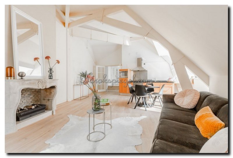 witte-moderne-tijdloze-spiegel-wit-op-schouw-in-wo