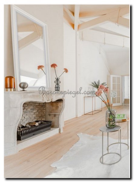 witte-moderne-tijdloze-spiegel-wit-op-schouw