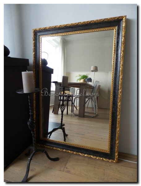 zwart-met-gouden-spiegellijst-rand-kader-op-vloer