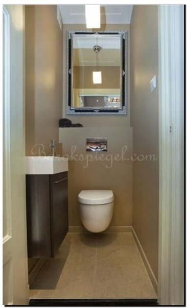 Barok spiegel op toilet