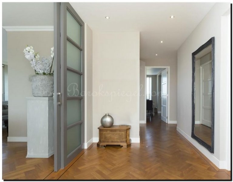 barok-spiegel-zwarte-lijst-in-hal