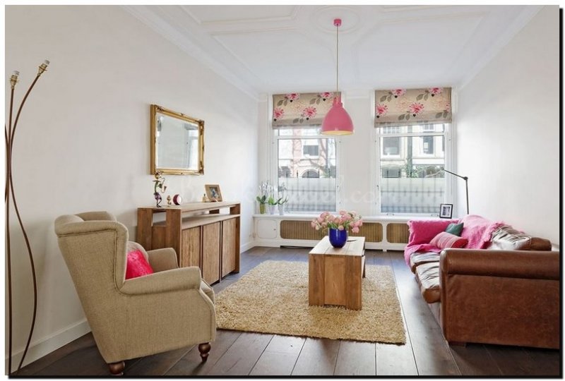 gouden-barok-spiegel-boven-dressoir-in-woonkamer