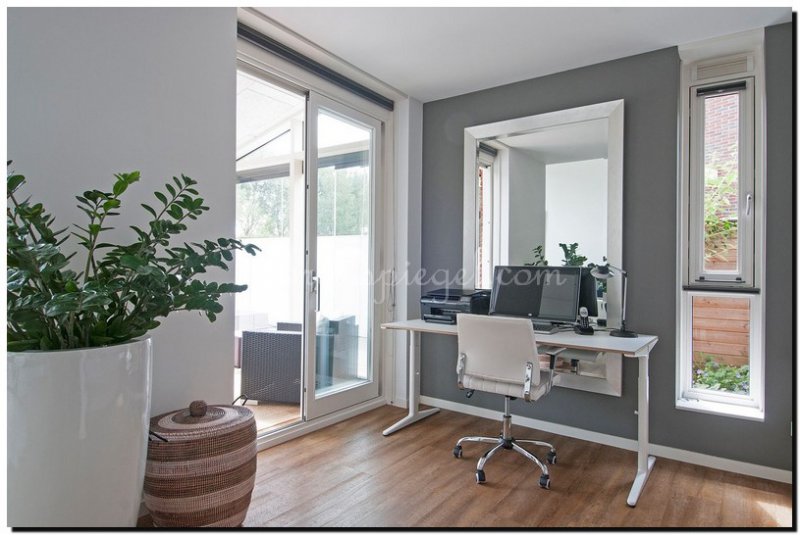 grote-moderne-spiegel-achter-bureau