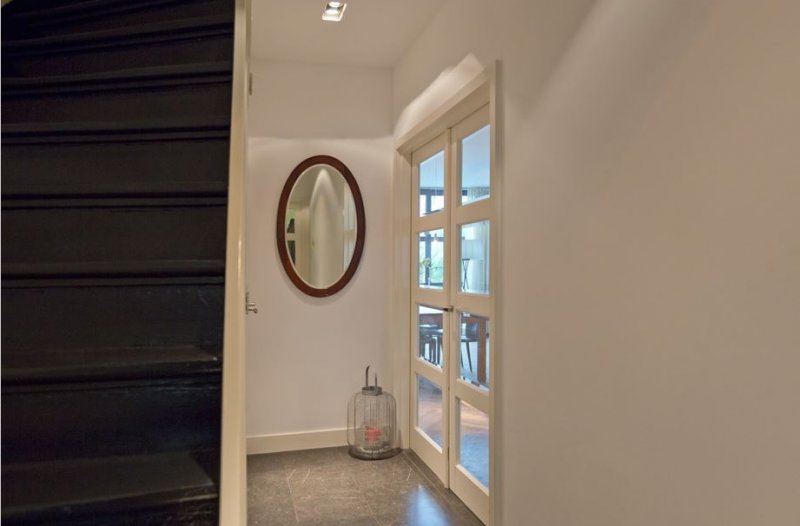 Ovale spiegel rustige lijst in hal