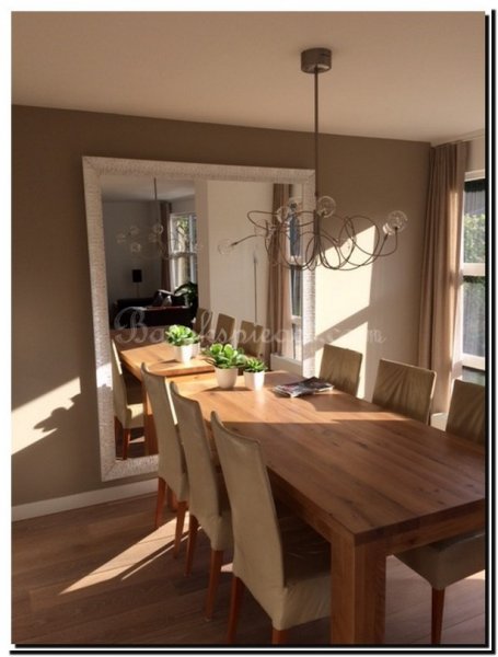 Grote klassieke spiegel achter eettafel