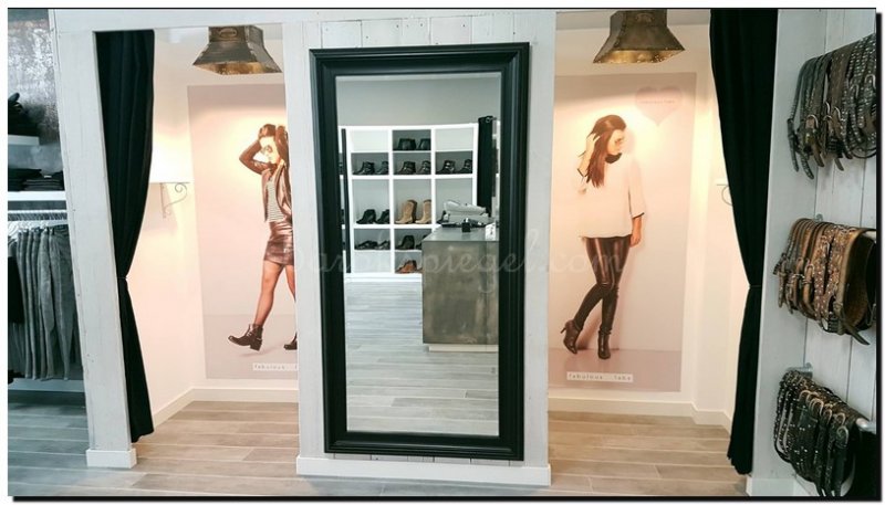 Grote spiegel in winkel