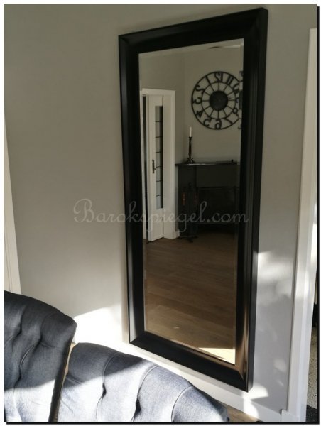 grote-wand-spiegel-zwarte-lijst-in-woonkamer-venet