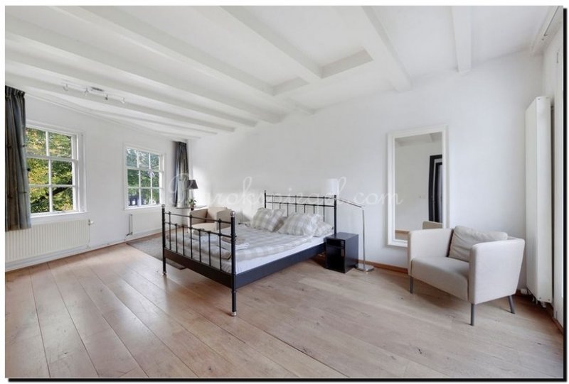 grote-witte-moderne-passpiegel-in-slaapkamer-op-wi