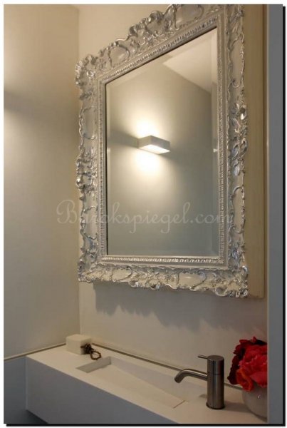 Witte barok spiegel in badkamer