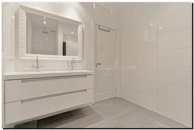 spiegel witte lijst hoogglans in badkamer