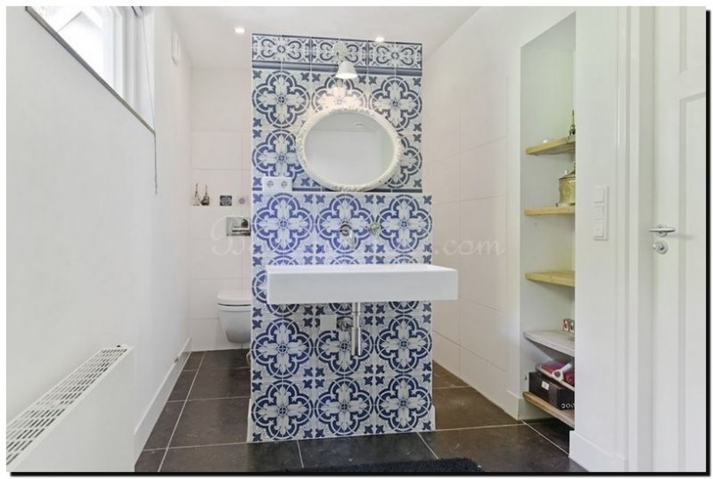 witte-ovale-spiegel-in-badkamer-wit