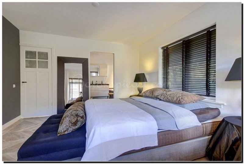 Grote moderne spiegel zwart in slaapkamer