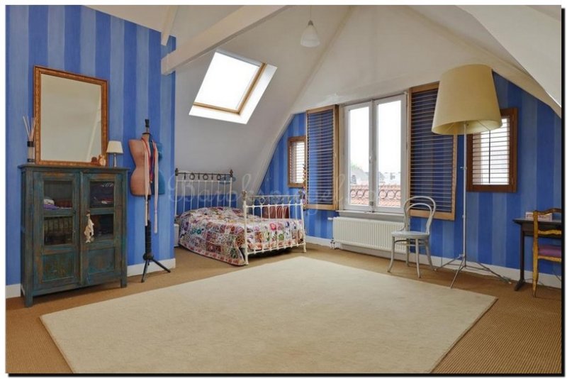 barok-spiegel-op-kastje-in-slaapkamer-met-blauwe-m