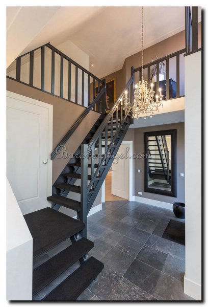 grote-zwarte-spiegel-op-maat-in-hal