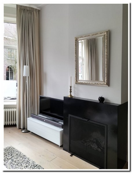 klassieke-barok-spiegel-zilver-boven-zwarte-schouw