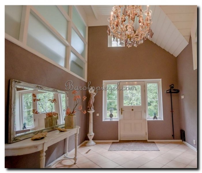 barok-spiegel-op-side-table-in-hal-italiaans-handw