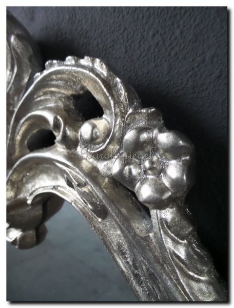 detail-foto-zilveren-kuifspiegel-bloemmotief