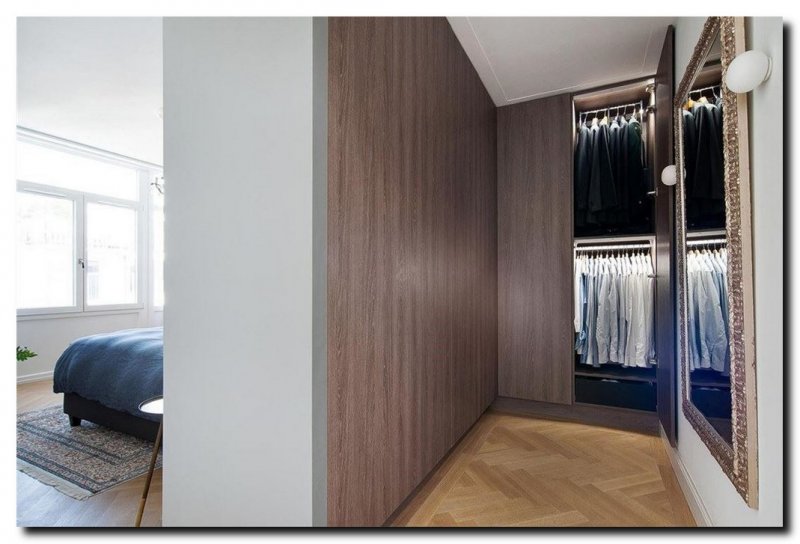 grote-design-passpiegel-in-kleedkamer-inloopkast-d