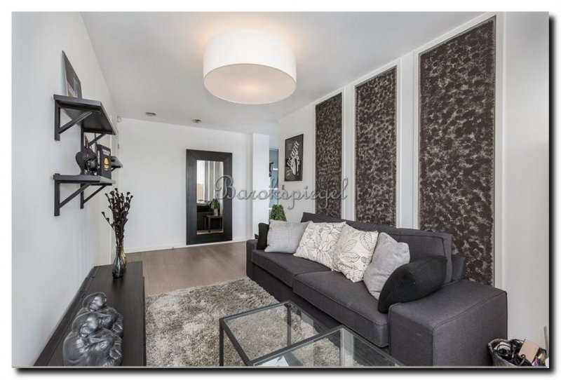 grote-moderne-passpiegel-in-zwart-wit-ruimte