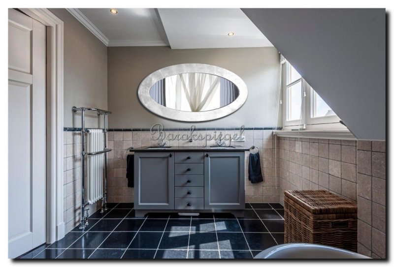 grote-ovale-ei-spiegel-in-badkamer-helder-zilver