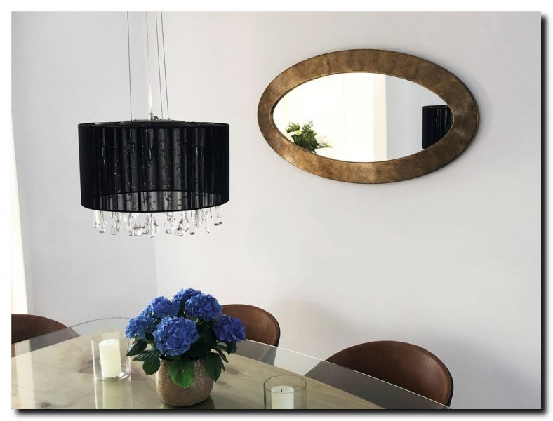 grote-ovale-spiegel-ei-vorm-antiekgoud-in-eetkamer