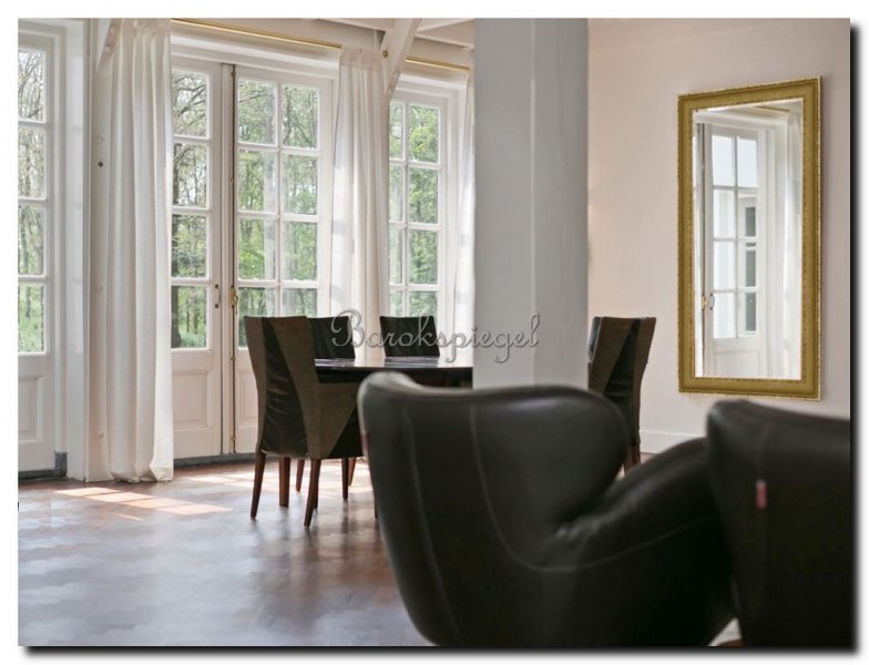 grote-wandspiegel-antiekgoud-in-woonkamer