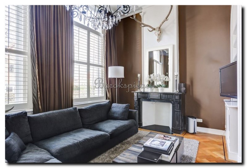 moderne-witte-spiegel-boven-schoorsteenmantel