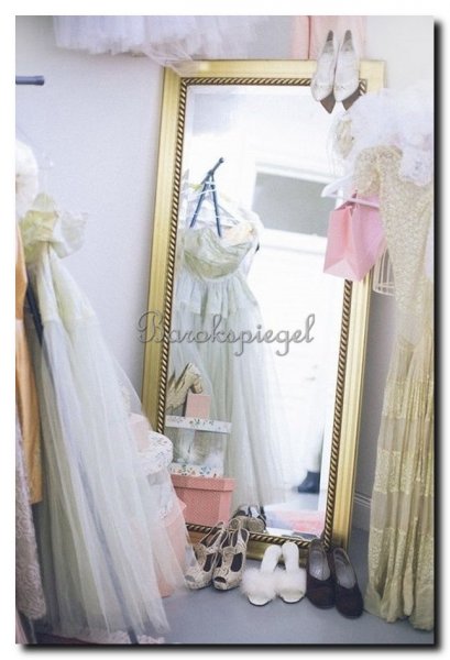 mooie-gouden-pas-spiegel-met-kabelrand-trouwjurken