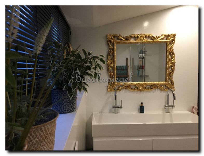 mooie-spiegel-met-sierlijke-gouden-lijst