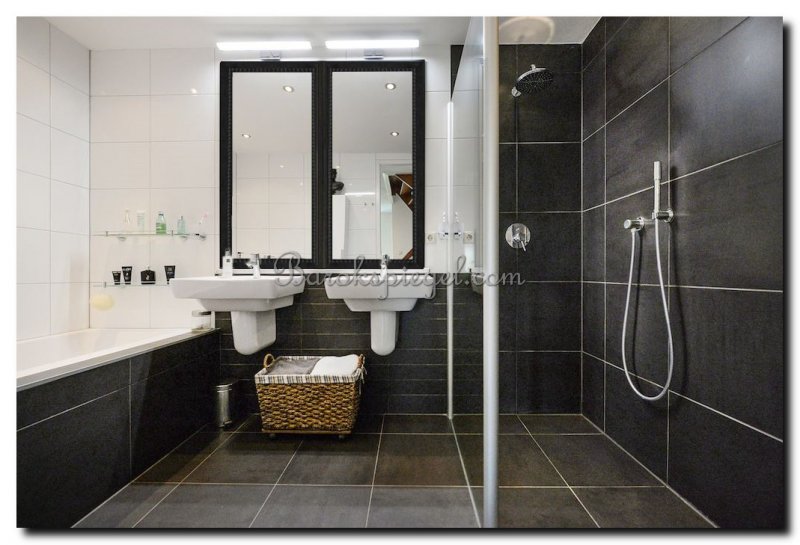 twee-grote-zwarte-spiegels-in-badkamer-strakke-ran
