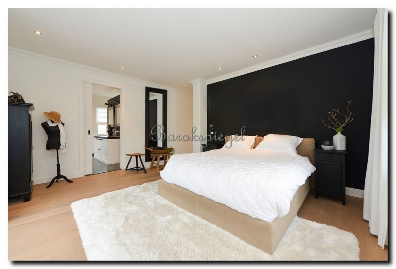 zwarte-moderne-passpiegel-in-slaapkamer