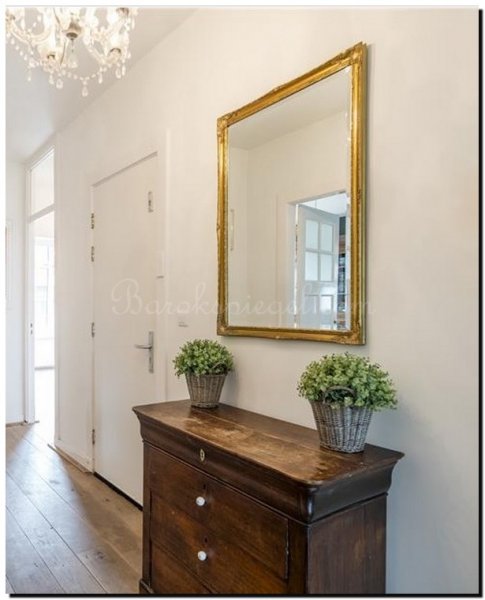 engelse-spiegel-klassiek-goud-in-hal-boven-kastje
