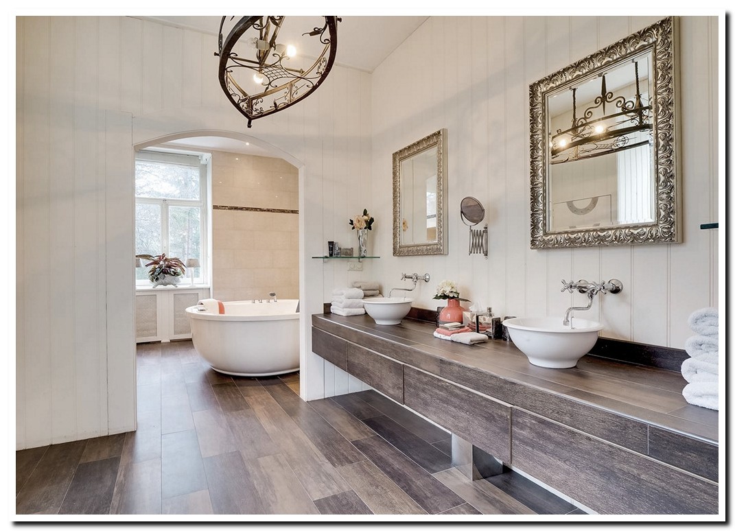 gewone-barok-spiegel-grijs-zilver-in-luxe-badkamer