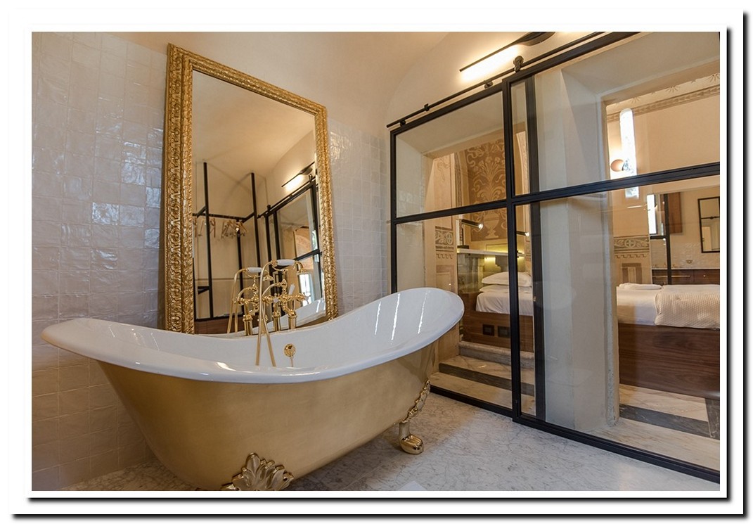 gouden-barok-spiegel-achter-bad-in-badkamer-hotel