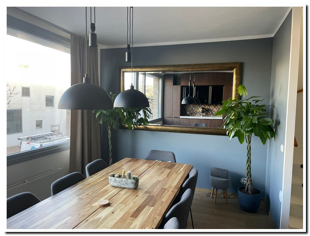 grote-luxe-wandspiegel-modern-antiekgoud-in-eetkam