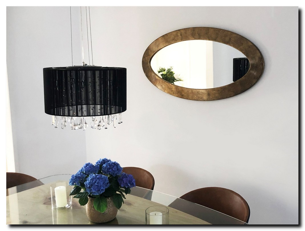 grote-ovale-spiegel-ei-vorm-antiekgoud-in-eetkamer