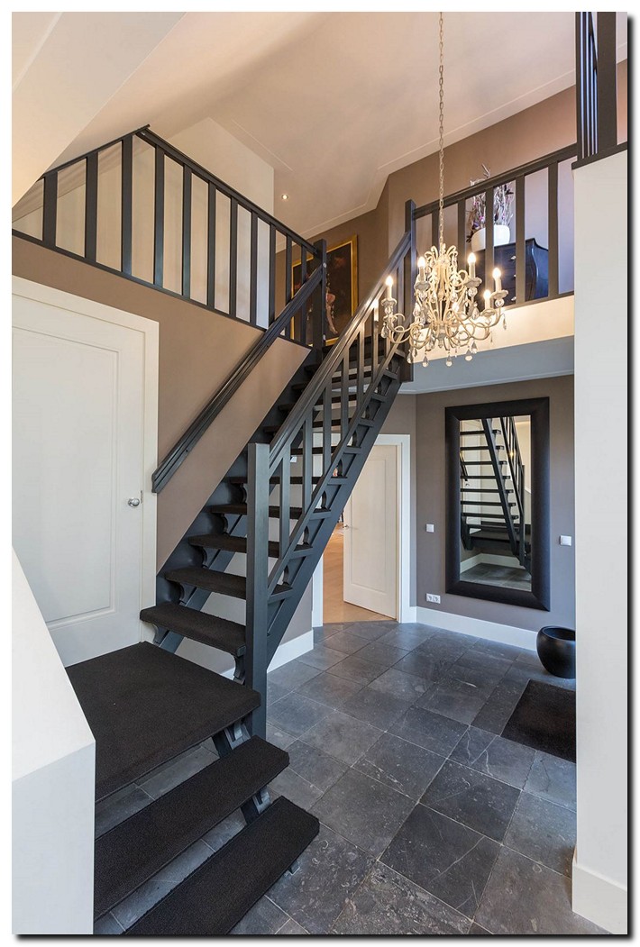 grote-spiegel-zwarte-lijst-modern-in-hal