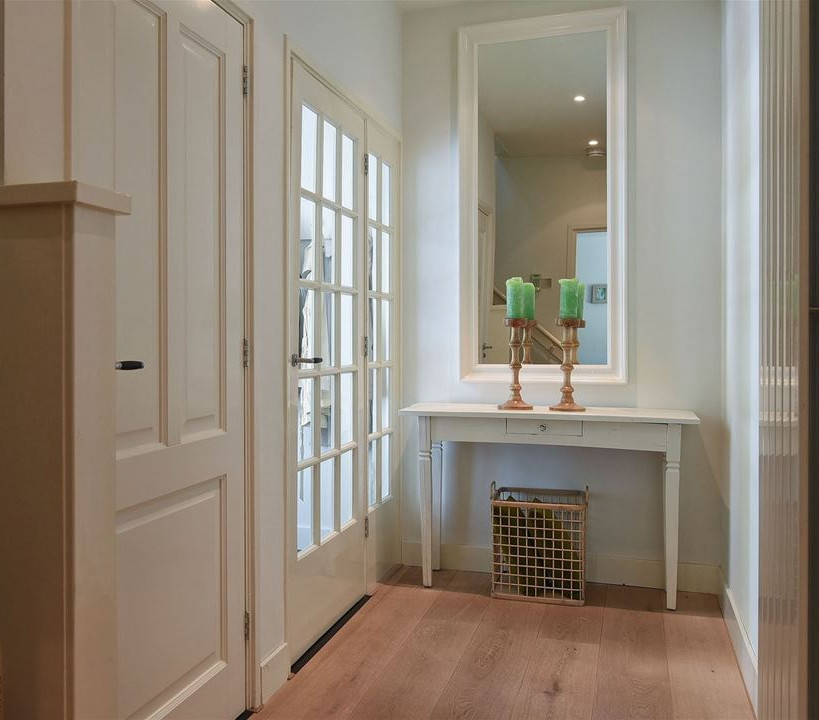 hoogglans-witte-spiegel-modern-in-hal-boven-side-t