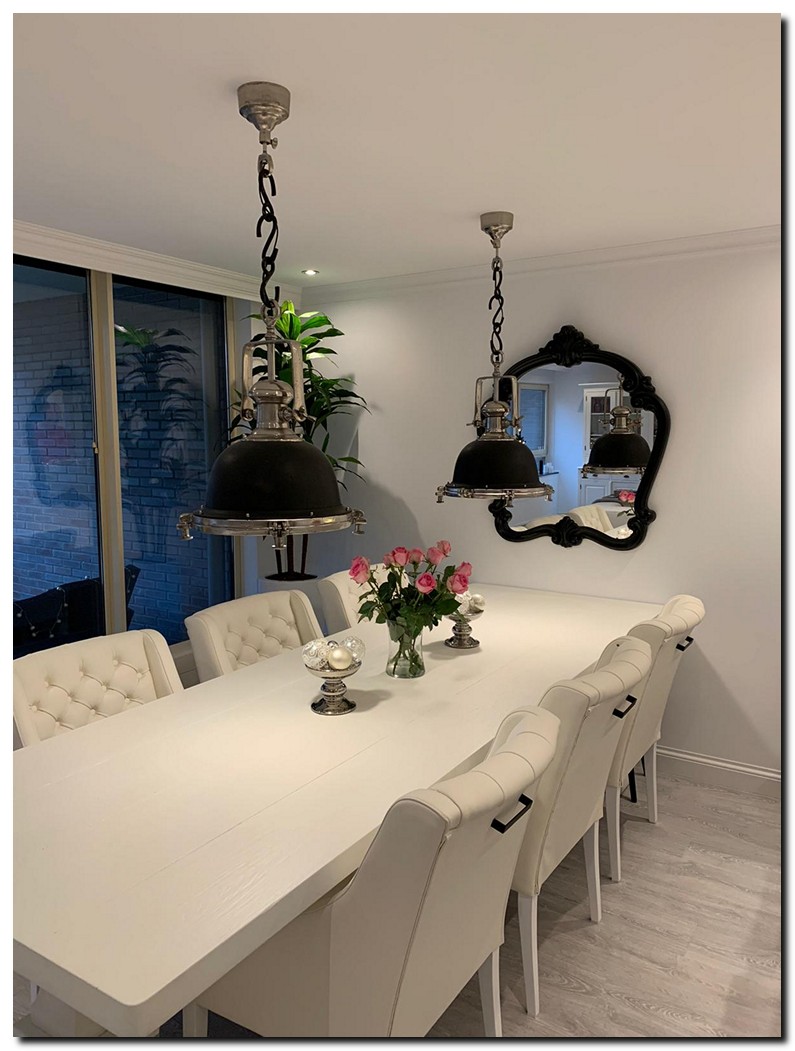 spiegel-zwarte-rand-boven-witte-eettafel